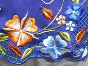 ブルー刺繍のアオザイ