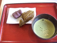 京都嵐山　程よい甘さの桜餅と抹茶　