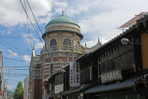 京町家とレンガ造り　（西本願寺・伝道院）