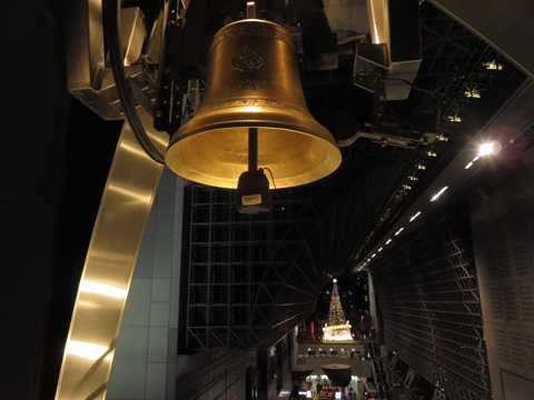 クリスマスの鐘が鳴る　（JR京都駅ビル）