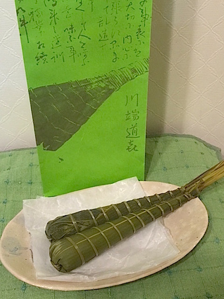 川端道喜さんの「水仙粽」と「羊羹粽」