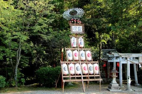 風流な燈籠　（粟田神社）