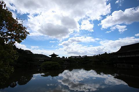 池に映る白雲　（平安神宮・神苑）