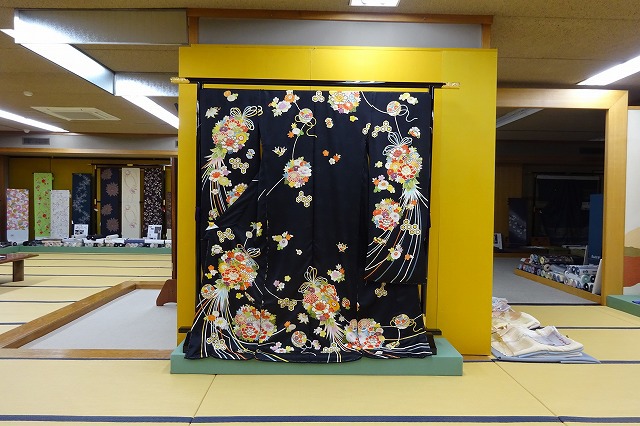 宝尽くし薬玉の振袖