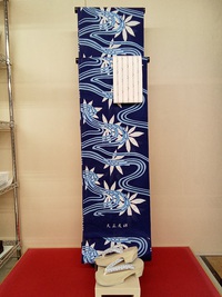 『女浴衣　流水紅葉』