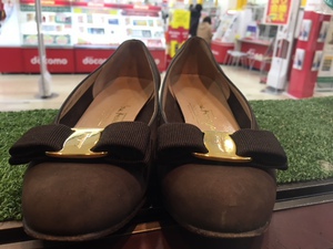 【京都】冠婚葬祭でフェラガモの靴を使われる方は注意！カカトのゴム劣化してませんか？【修理】