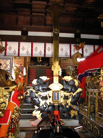 熊野神社　烏鉾・神輿飾り付け2011