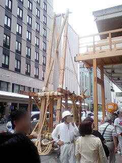 鉾建て中(アップ)