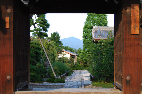 比叡山の額縁門 天寧寺