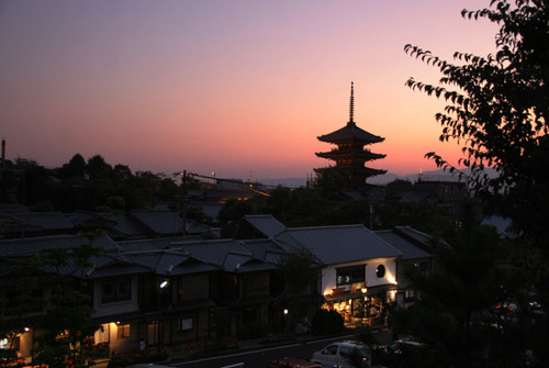 夕焼けの八坂の塔