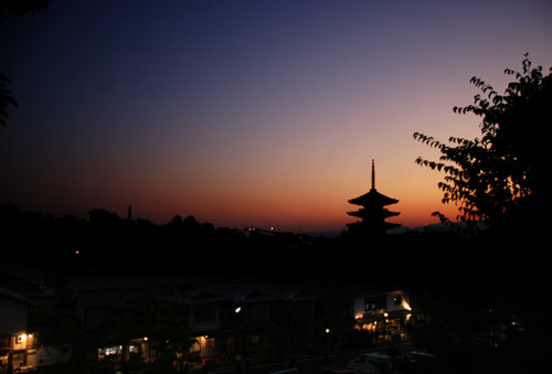 夕焼けの八坂の塔