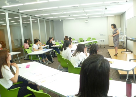 １年次生必修科目「基礎演習Ⅰ」  大谷由里子先生による特別講義を実施