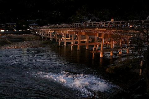 暖か色の渡月橋　（嵐山・渡月橋）