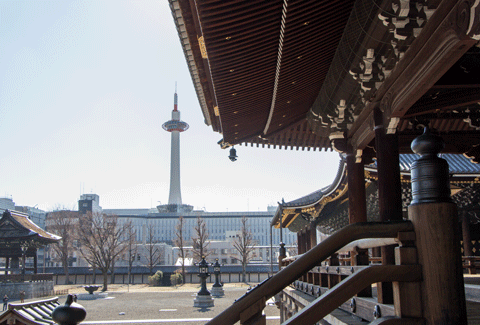 お寺から見えるロウソク（東本願寺・京都タワー）