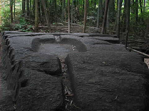 小高い丘の謎の石　（奈良・酒船石遺跡）