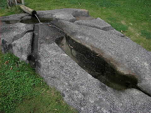 小高い丘の謎の石　（奈良・酒船石遺跡）