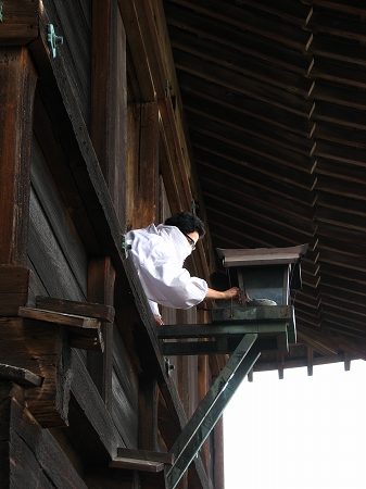 日吉大社･山王祭2010　3月14日･牛神楽祭の支度中