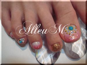 ペディキュア～ホワイト×ピンクグラデーションにブルーストーン☆