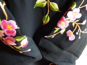黒にピンク刺繍のアオザイ