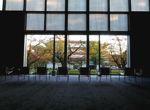 椅子たちの紅葉見物　（京都市近代美術館）