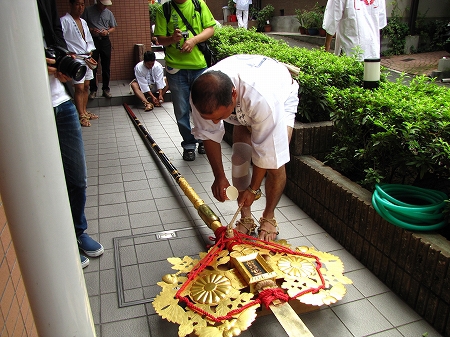 三嶋神社・神幸祭2012　菊鉾が吹散りをつけて巡行