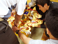 八大神社　5月4日　宵宮・剣鉾の組立調整