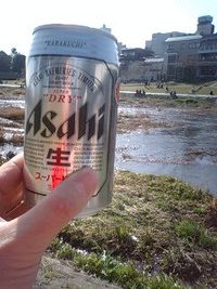 鴨川でビール 2009/02/15 13:57:08