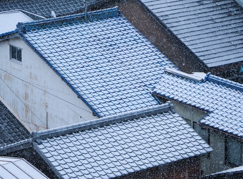 雪降りの屋根（大津市）