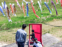 ドアの向こうの鯉のぼり（蒲生郡竜王町・善光寺川）