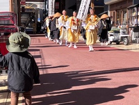 年末の托鉢（大津市・丸屋町商店街）