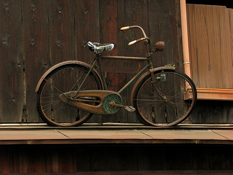 屋根を走る自転車　（東洞院通六角）