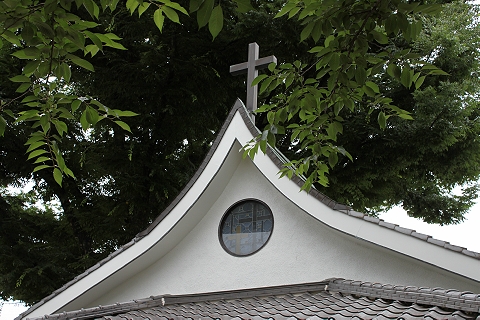 緑の中の十字架　（名古屋・カトリック主税町教会）