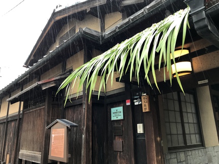 ≪　雨、軒菖蒲　≫　らくたび京町家