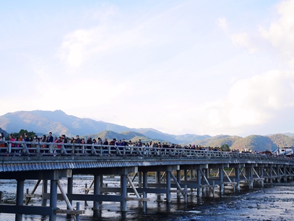 大賑わい！　≪　嵐山・渡月橋　≫