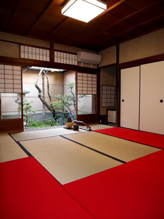明日2日　≪　菖蒲のゆるり茶会、開催へ　≫　in　らくたび京町家