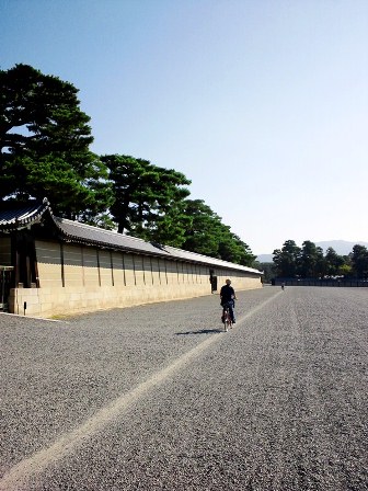 ≪　御苑の砂利に一筋の道　≫
