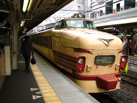 JR京都駅で懐かしいボンネット型特急車両